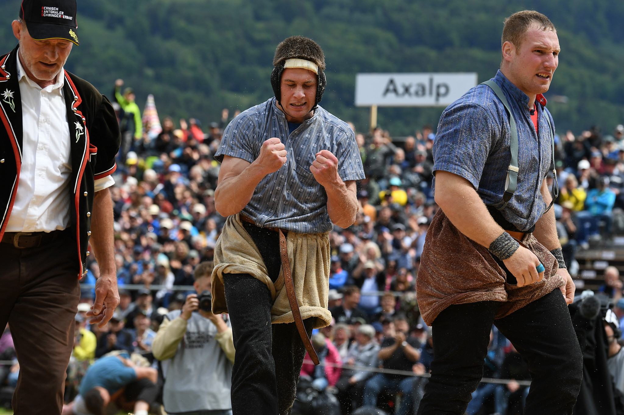 Ungleiche Gemütslage: Fabian Aebersold (links) kann sein Glück kaum fassen, Schwingerkönig Joel Wicki ist nach dem Gestellten über den Aussenseiter bedient.