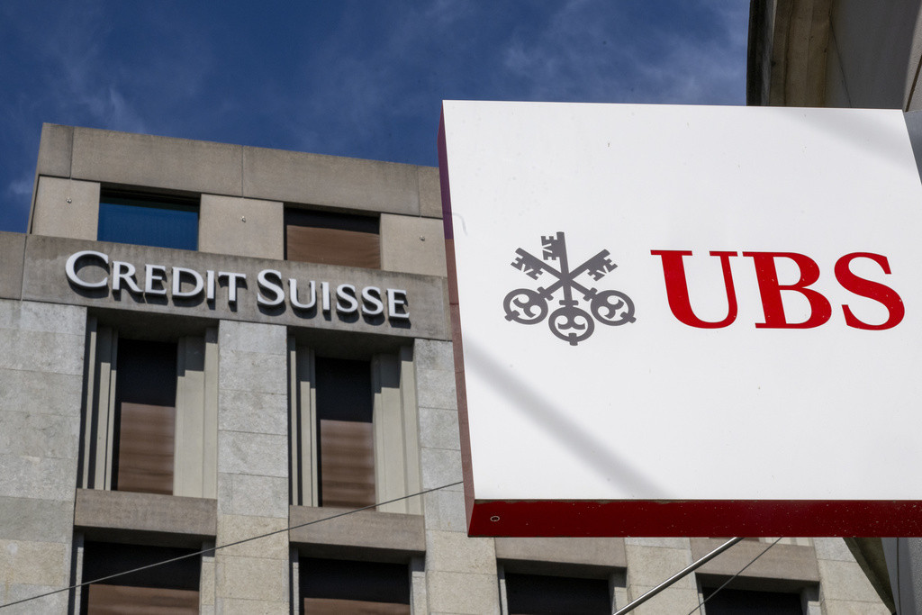 Les logos des banques suisses UBS et Credit Suisse affichés sur des bâtiments à Genève