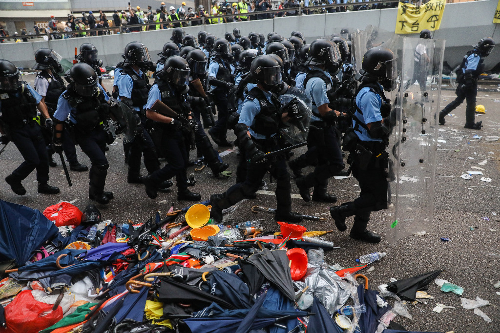 La colère monte contre la police hongkongaise