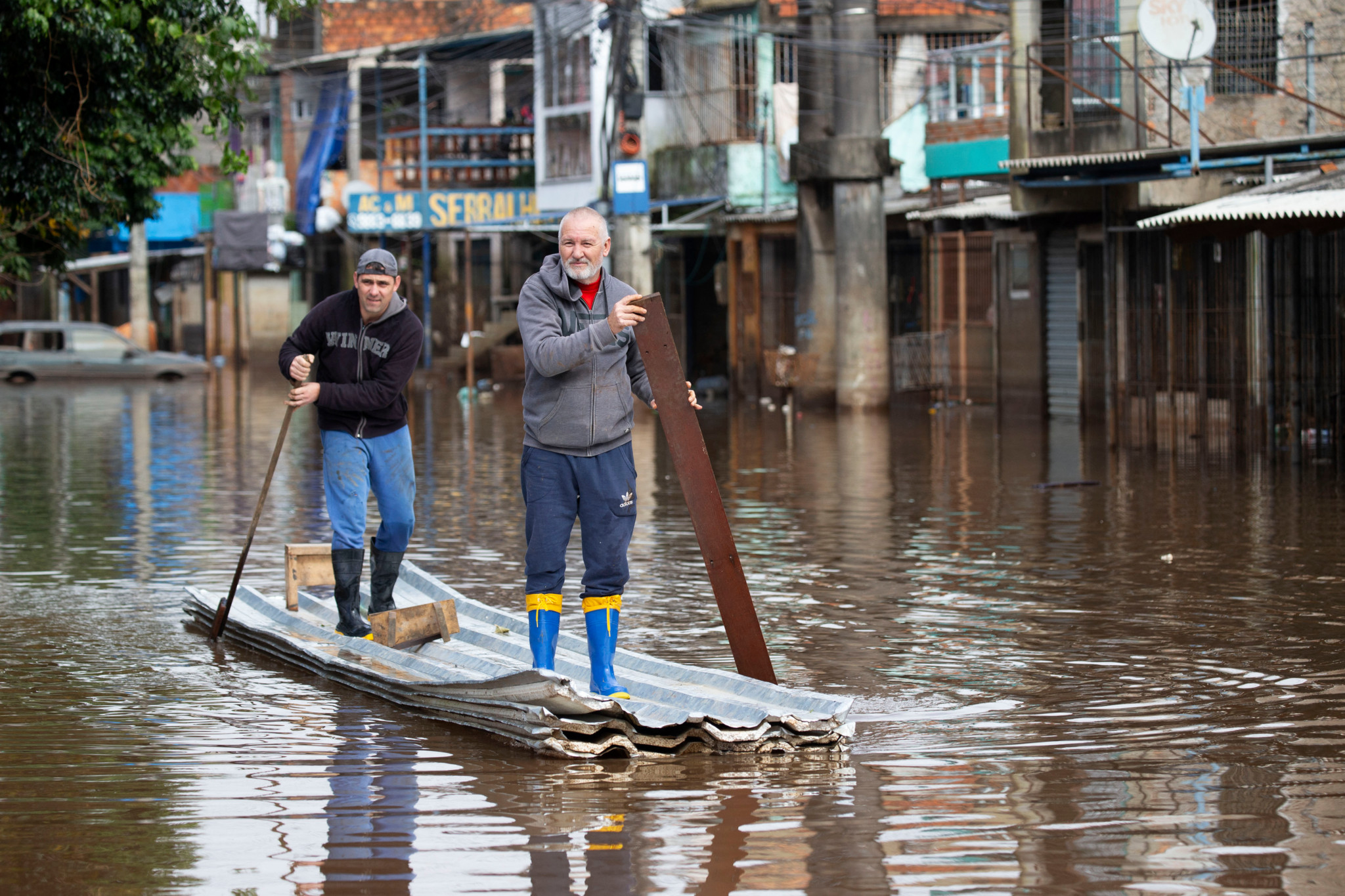deux hommes dans les inondations à porte alegre au brésil en mai 2024