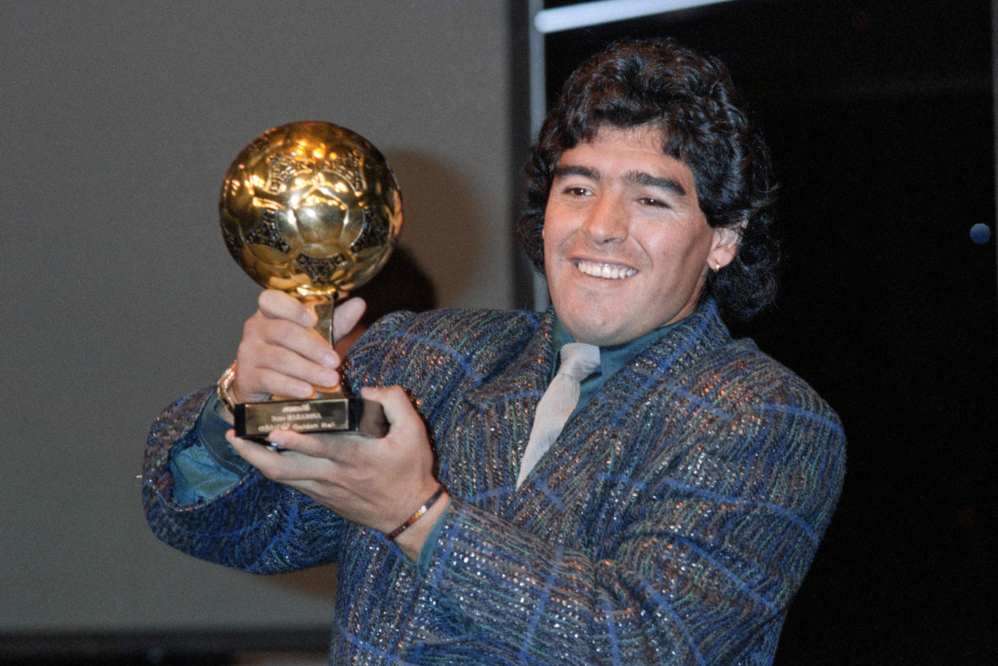 Diego Armando Maradona avec un Ballon d'or