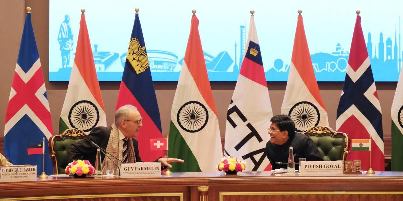 Freihandelsabkommen unterzeichnet. Guy Parmelin und rechts neben ihm der indische Handelsminister Piyush Goyal. Foto: AFP