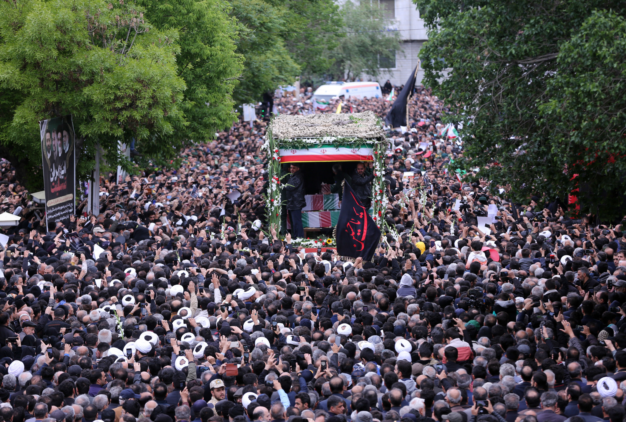 epa11357243 Iranian mourners pay their respects to late president Ebrahim Raisi during a funeral procession in Tabriz, northwestern Iran, 21 May 2024. Iranian president Raisi and seven others, among them foreign minister Amir-Abdollahian, were killed in a helicopter crash on 19 May 2024, after an official visit in Iran's northwest near the border with Azerbaijan, the Iranian government confirmed. Iran's Supreme Leader Ayatollah Ali Khamenei on 20 May announced a five-day public mourning following Raisi's death.  EPA/STRINGER