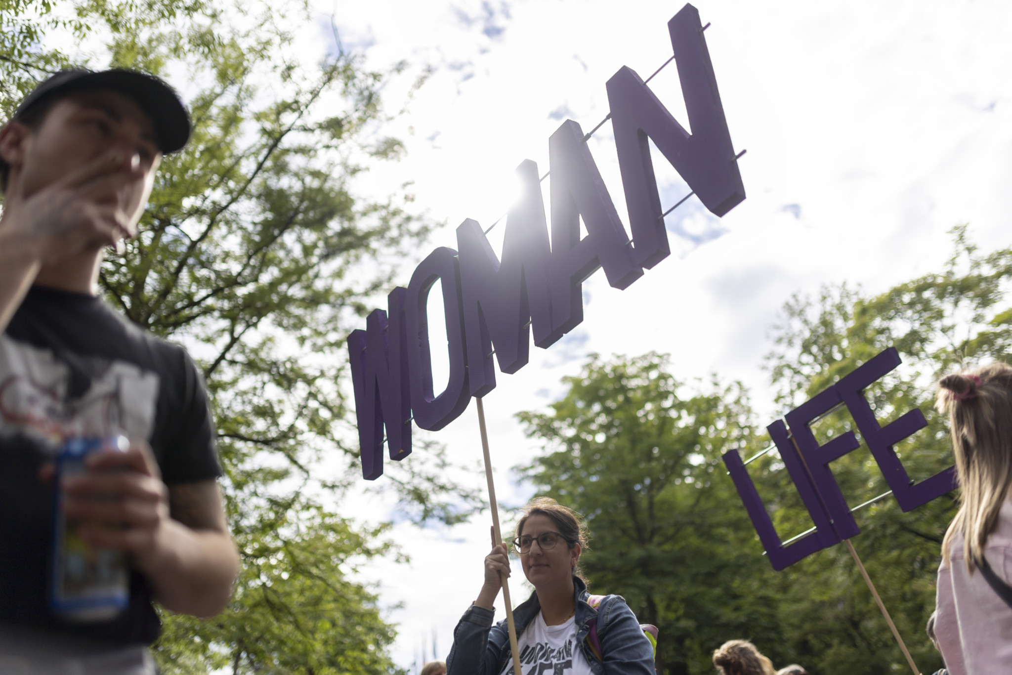 Zahlreiche Personen demonstrieren am Feministischen Streik anlaesslich des Frauenstreiktags 2024, am Freitag, den 14. Juni 2024, in Zuerich. Schweizweit haben Frauen am Frauenstreik-Tag für hoehere Loehne und Renten, sowie gegen Gewalt an Frauen demonstriert. (KEYSTONE/Christian Merz)