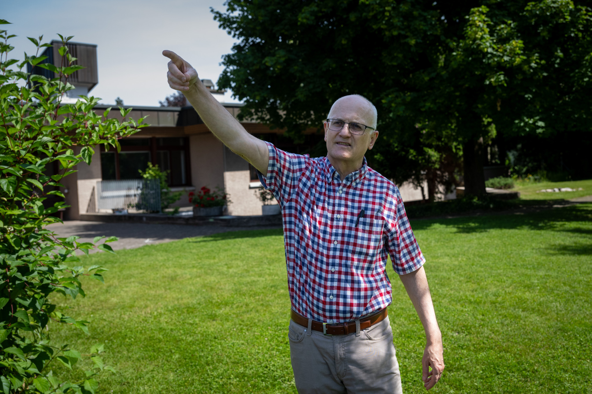 Markus Zahnd Kirchgemeinde, und ehemaliger Stadtplaner ueber das Areal Hard noerdlich der Bahnlinie ist eines der grössten Entwicklungsgebiete. Die reformierte Kirche ist als Land- und Liegenschaftseigentümerin direkt in die Entwicklung involviert und informiert nun an einer Medienkonferenz, wie sich die Bevölkerung aktiv in den Prozess einbringen kann, am Dienstag, 18. Juni 2024 in Langenthal. Foto: Marcel Bieri