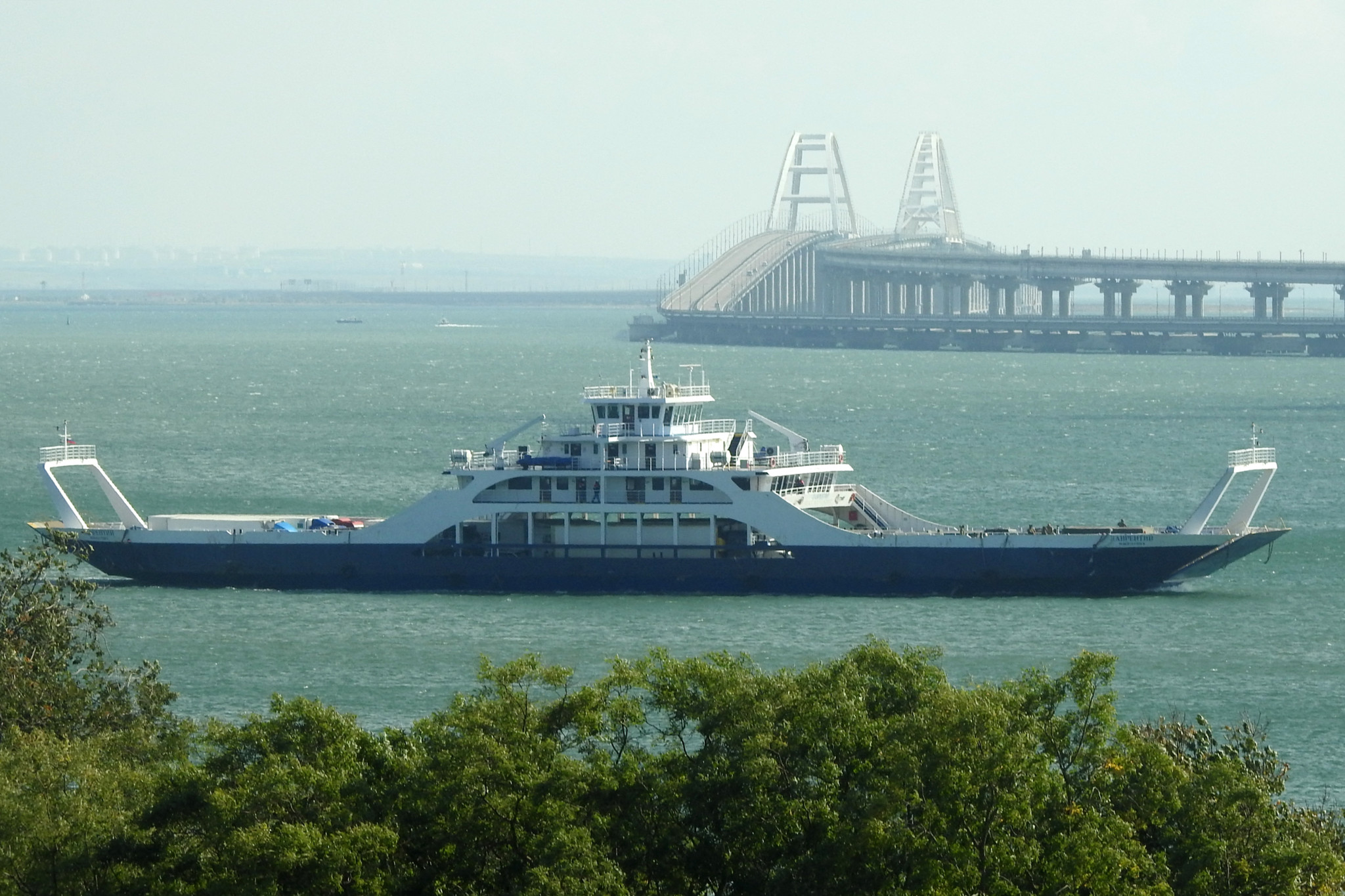 Un ferry traverse le détroit de Kertch depuis Port Caucase (Kavkaz), dans la région de Krasnodar au sud de la Russie, en direction de Port Crimée près de Kertch.