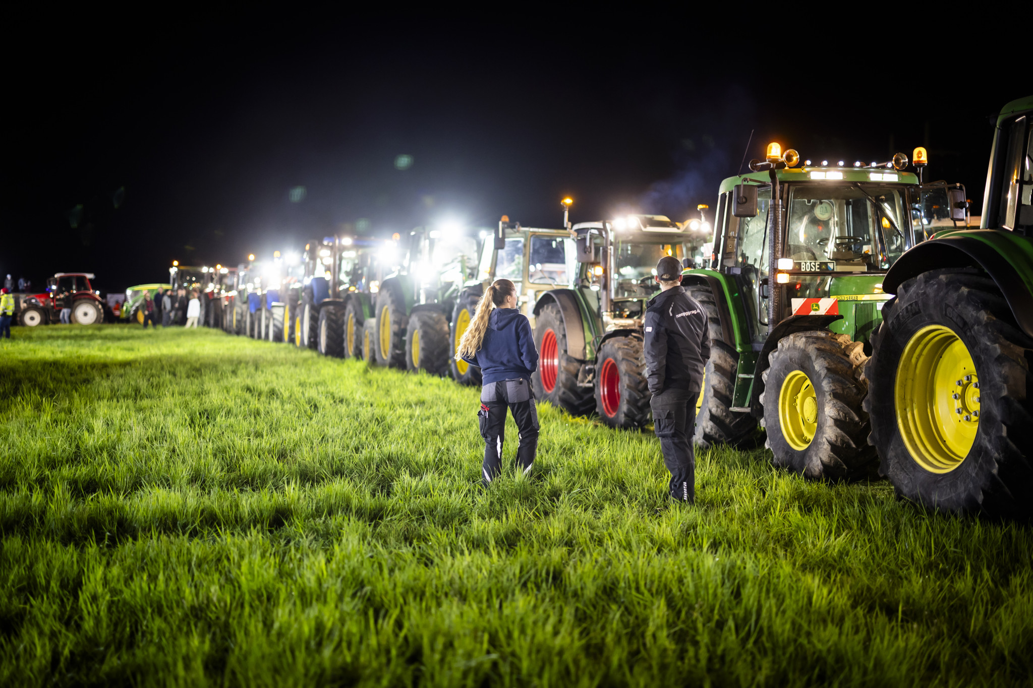 Vertreterinnen und Vertreter der Bauernbewegung treffen sich mit Traktoren, mit denen sie das Wort DIALOG bilden, zu einer Mahnwache, um ihren Forderungen Nachdruck zu verleihen, am Montag, 25. Maerz 2024 in Winikon bei Uster. (KEYSTONE/Michael Buholzer).