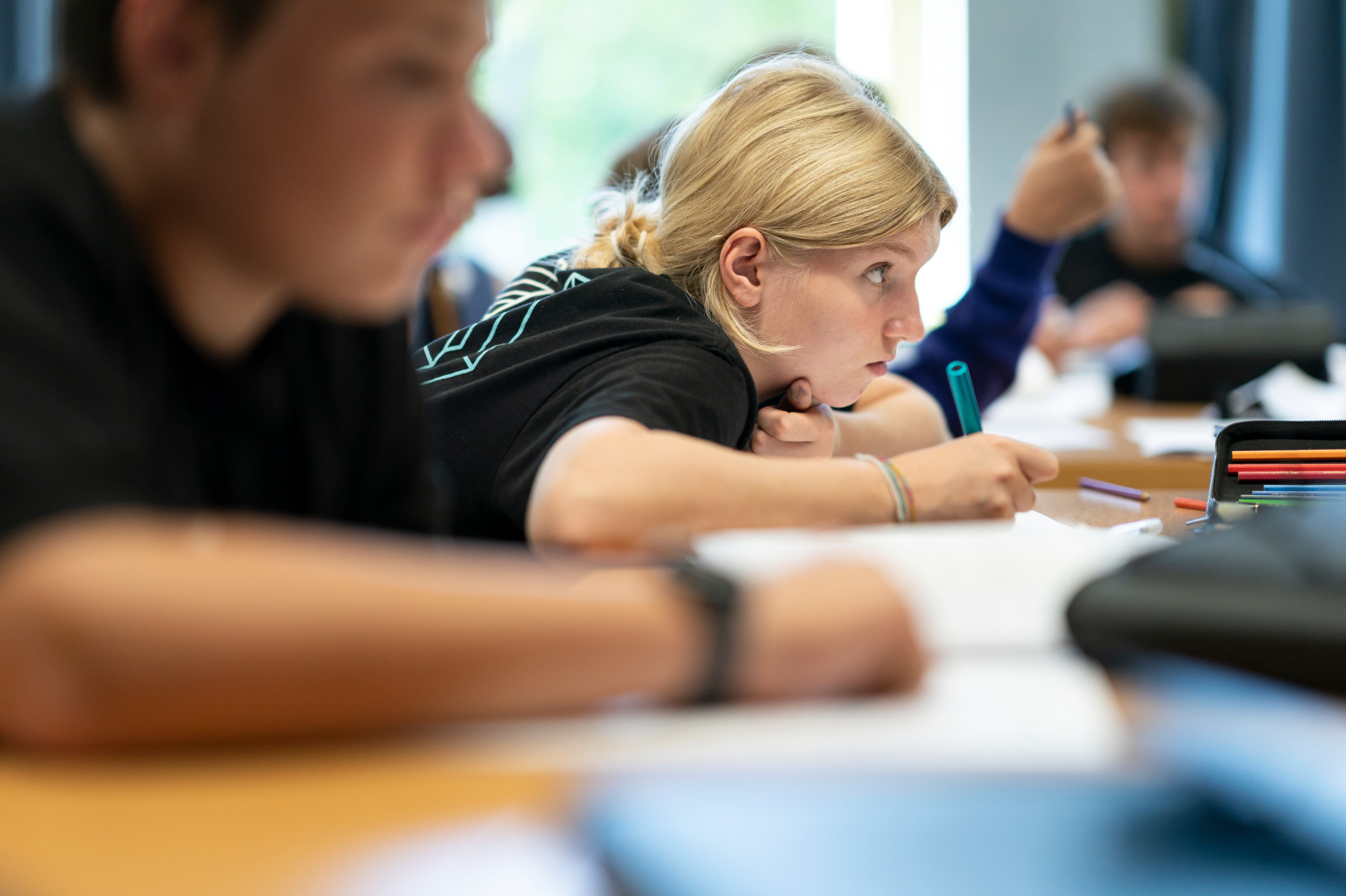 Die jungen Menschen der 9. Klasse besuchen den Englischunterricht, fotografiert im Rudolf Steiner Schule Sankt Gallen, am Dienstag, 12. September 2023 in St. Gallen. (KEYSTONE/Gaetan Bally)

