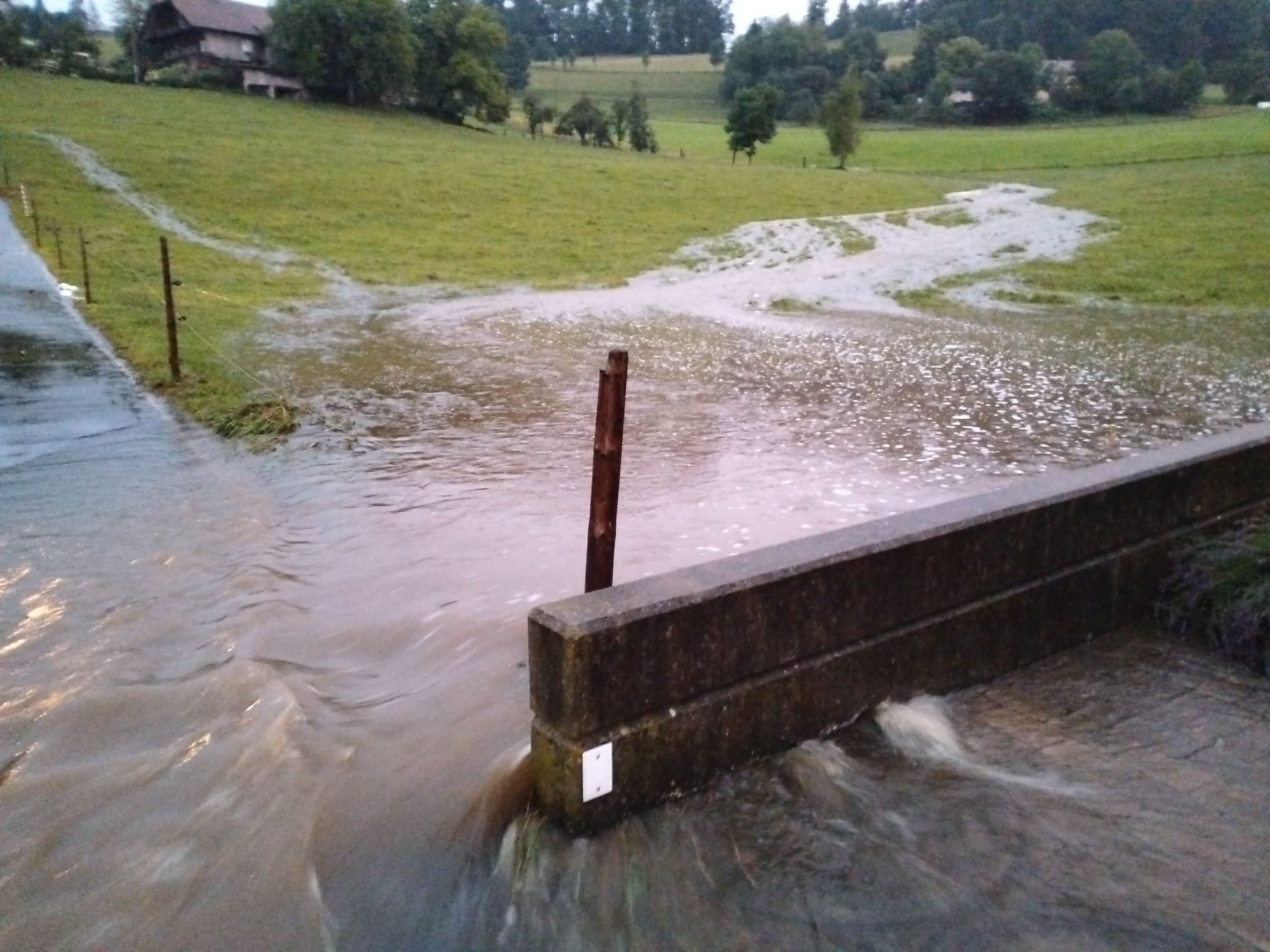 Zum zweiten Mal innerhalb von zweieinhalb Wochen wurde das Gebiet Stampfimatt in Seftigen überschwemmt.