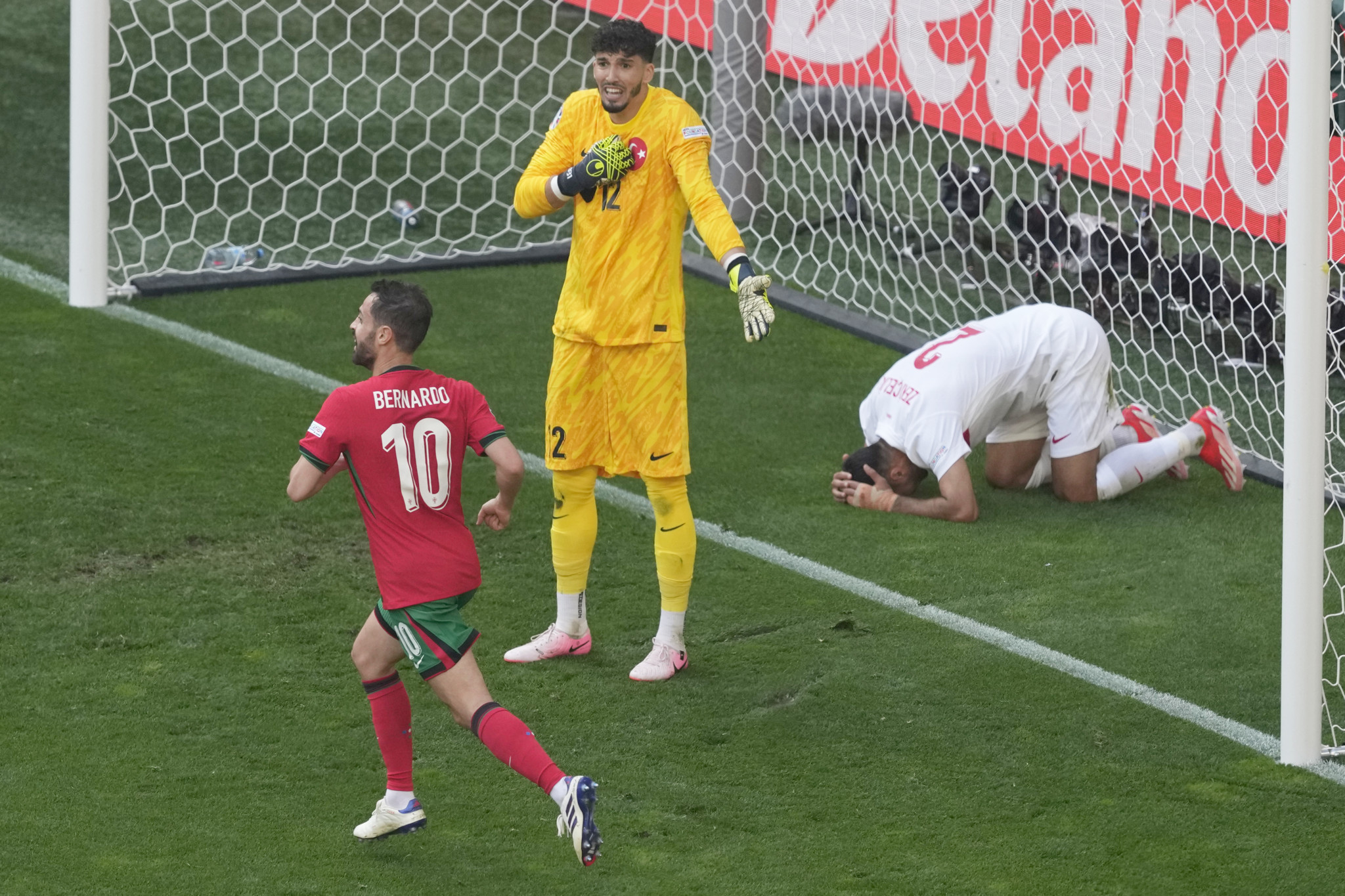 Erst ein kurioses Eigentor, dann Flitzer-Alarm wegen Ronaldo