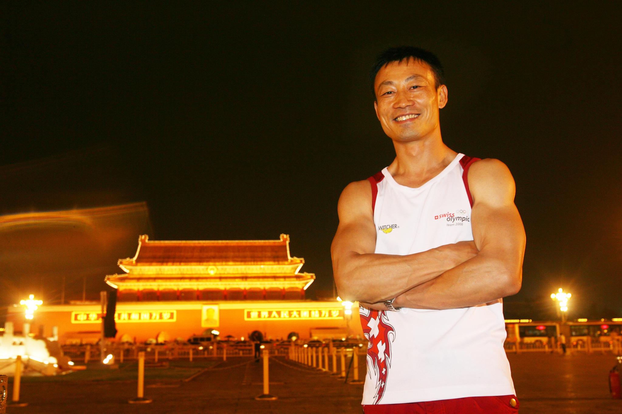 L'ancien champion olympique Donghua Li sur la place Tian anmen. 