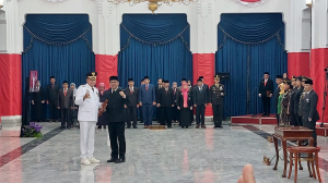Ridwan Kamil Lantik Tri Adhianto Sebagai Wali Kota Bekasi Definitif