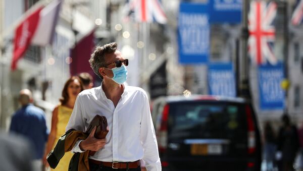 A shopper wears a face mask in Old Bond Street - Sputnik International