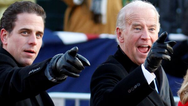 U.S. Vice President Joe Biden (R) points to some faces in the crowd with his son Hunter as they walk down Pennsylvania Avenue following the inauguration ceremony of President Barack Obama in Washington, January 20, 2009. - Sputnik International