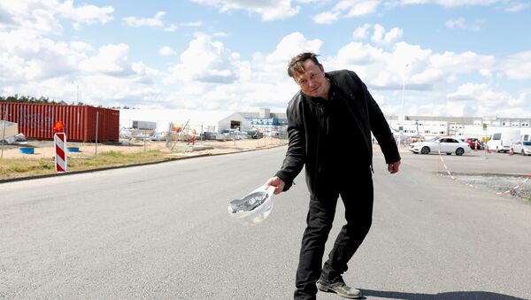 SpaceX founder and Tesla CEO Elon Musk holds a helmet as he visits the construction site of Tesla's gigafactory in Gruenheide, near Berlin, Germany, May 17, 2021. - Sputnik International