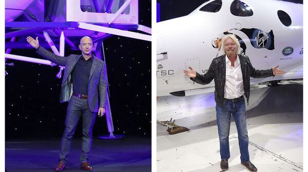 This combination of 2019 and 2016 file photos shows Jeff Bezos with a model of Blue Origin's Blue Moon lunar lander in Washington, left, and Richard Branson with Virgin Galactic's SpaceShipTwo space tourism rocket in Mojave, Calif - Sputnik International