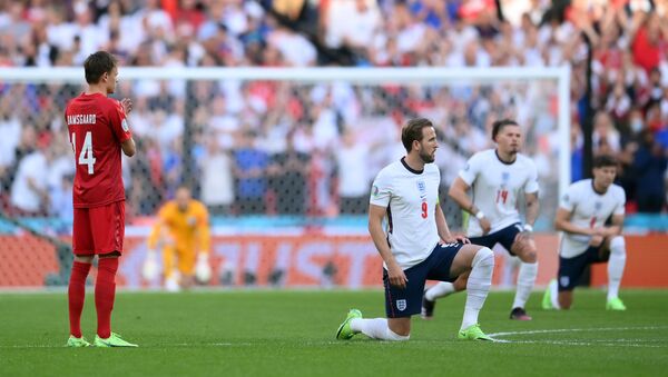 England players taking the knee to protest at racism - Sputnik International