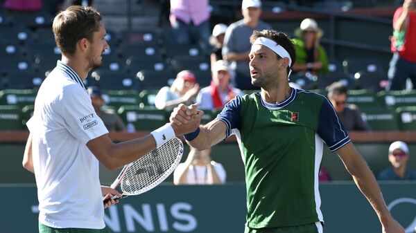 Oct 13, 2021; Indian Wells, CA, USA; Daniil Medvedev (RUS) shakes hands with Grigor Dimitrov (BUL) after their fourth round match during the BNP Paribas Open at the Indian Wells Tennis Garden - Sputnik International