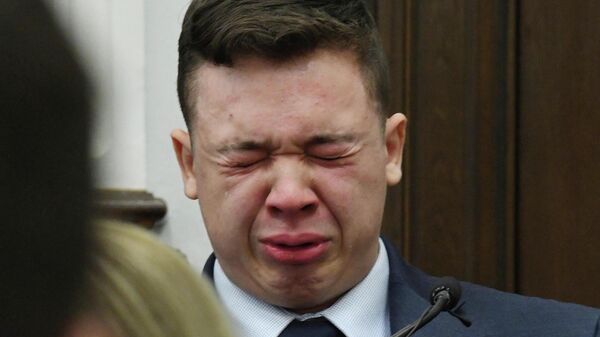 Kyle Rittenhouse breaks down describing the events leading up to the shooting of Joseph Rosenbaum as he testifies during his trial at the Kenosha County Courthouse in Kenosha, Wisconsin, November 10, 2021 - Sputnik International