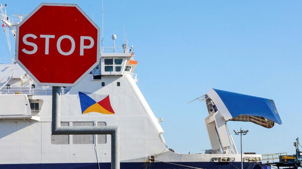 A stop sign is pictured in front of the P&O Ferries ship European Causeway, held in the Port of Larne, Northern Ireland March 27, 2022 - Sputnik International