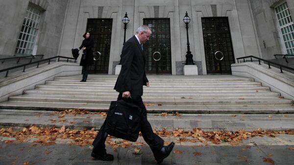 A man walks past the building housing the British Security Service, MI5 in central London. File photo. - Sputnik International