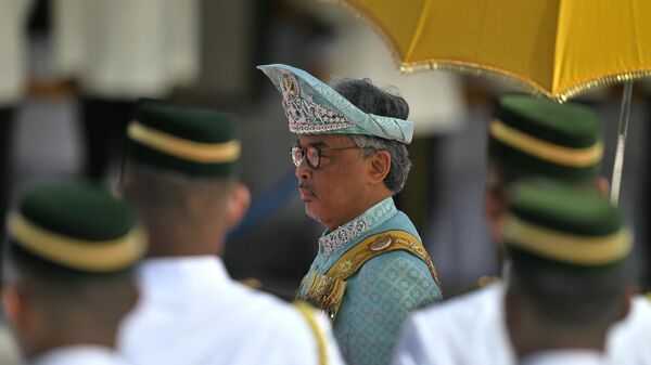 The incoming 16th King of Malaysia, the sixth Sultan of Pahang, Al-Sultan Abdullah Ri'ayatuddin Al-Mustafa Billah Shah Ibni Sultan Ahmad Shah Al-Musta'in Billah inpects the guard of honour during the welcoming ceremony at the Parliament House in Kuala Lumpur on January 31, 2019. - Sputnik International