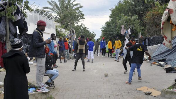 Sub-saharan migrants camp in front of the International Organization for Migration office as they seek shelter and protection amidst attacks on them, in Tunis, Tunisia, Thursday, March 2, 2023. - Sputnik International