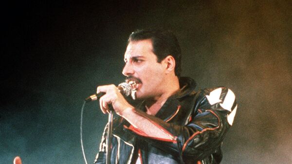 Singer Freddie Mercury of the rock group Queen, performs at a concert in Sydney, Australia, in 1985. - Sputnik International