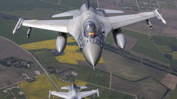 A Portuguese Air Force F- 16 military fighter jet and a Romanian Air Force F- 16 military fighter jet participating in NATO's Baltic Air Policing Mission - Sputnik International