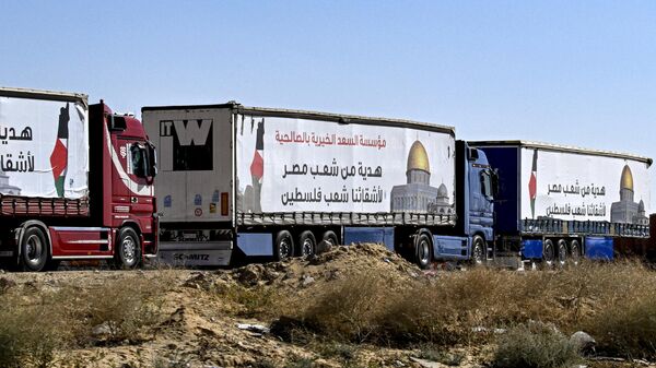 Egyptian trucks carrying humanitarian aid bound for the Gaza Strip wait near the Rafah border crossing on the Egyptian side on March 23, 2024.  - Sputnik International