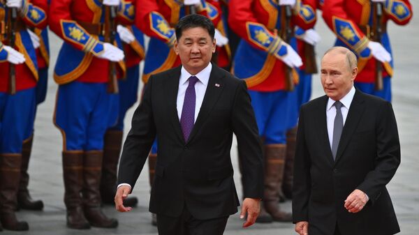 Russian President Vladimir Putin and Mongolian President Ukhnaagiin Khurelsukh at the official welcoming ceremony at Sukhbaatar Square in Ulaanbaatar. - Sputnik International