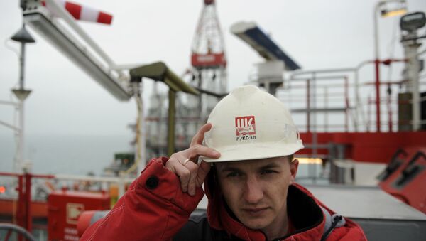 File photo of a worker stands near a pipe on the Russian LUKOIL ice-resistant fixed platform LSP-1 - Sputnik International