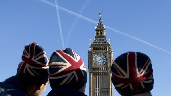 People wear Union flag-themed hats as they look at the Elizabeth Tower, better known as Big Ben, near the Houses of Parliament in London on January 17, 2017.  - Sputnik International