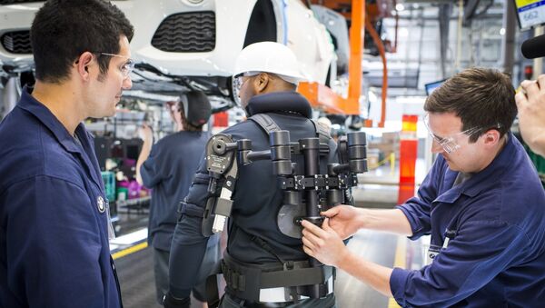 Factory worker in an exoskeleton - Sputnik International