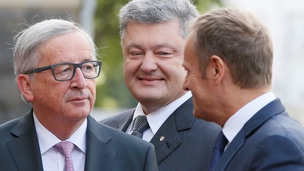 European Commission President Jean-Claude Juncker, Ukrainian President Petro Poroshenko and European Council President Donald Tusk walk before the EU-Ukraine summit in Kiev, Ukraine, July 13, 2017. - Sputnik International