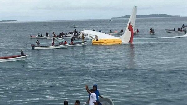 A plane heading toward  Papua New Guinea lands in ocean after overshooting a runway in Micronesia - Sputnik International