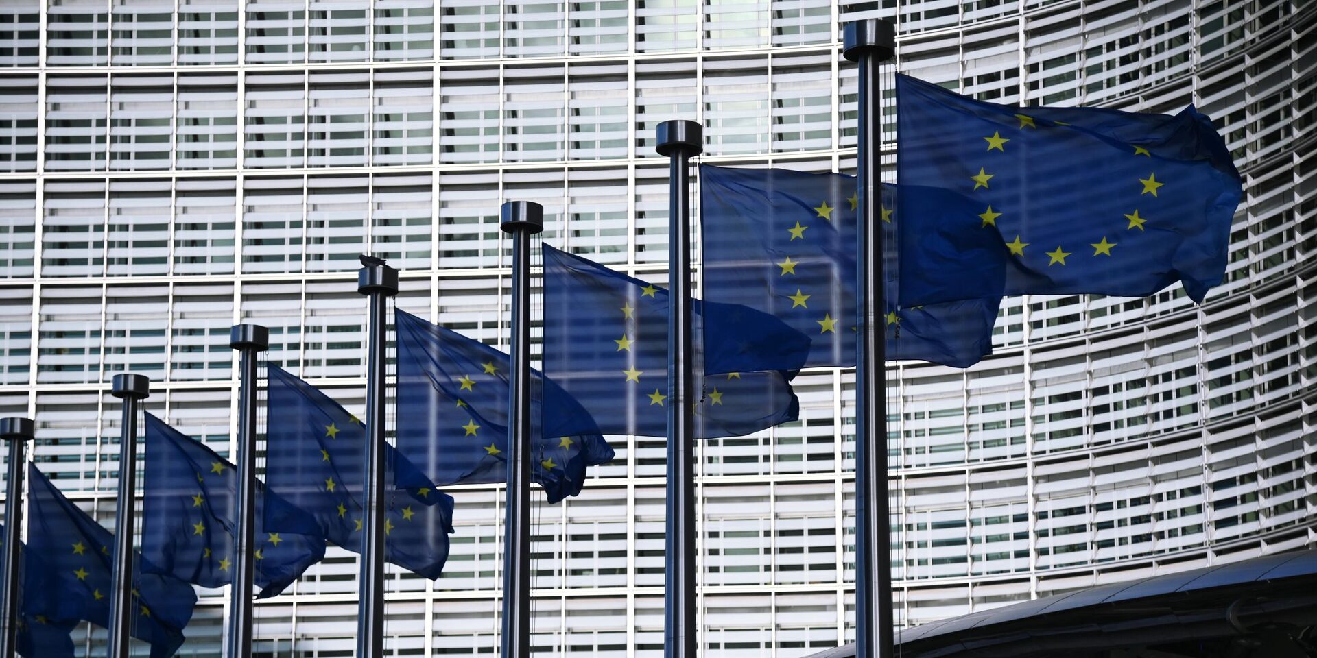 Флаги с символикой Евросоюза у здания Еврокомиссии в Брюсселе - ИноСМИ, 1920, 13.09.2022