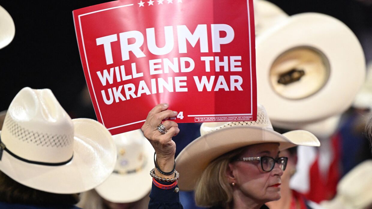 Делегат из Техаса держит плакат Трамп положит конец войне в Украине во время третьего дня Национального съезда Республиканской партии 2024 года в Милуоки, штат Висконсин. 17 июля 2024 года.