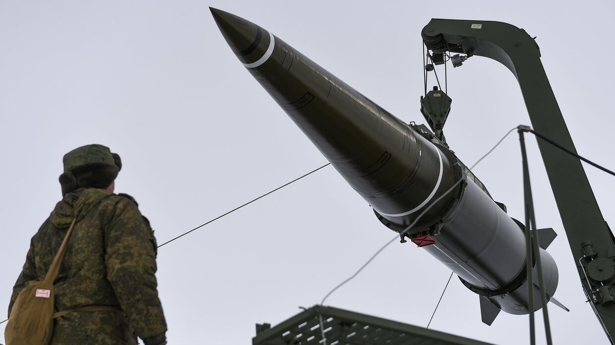 Подготовка к боевому пуску ракеты оперативно-тактического ракетного комплекса (ОТРК) Искандер-М