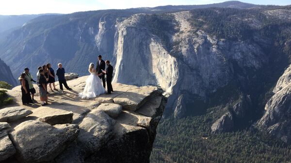 Свадебная церемония на вершине Тафт-Пойнт в калифорнийском национальном парке Йосемити - Sputnik Беларусь