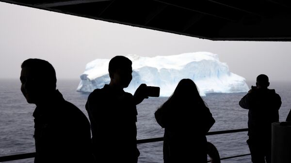 Пассажиры корабля ВМС Чили Акилес смотрят на айсберг в проливе Брансфилд, Южные Шетландские острова, Антарктида - Sputnik Беларусь
