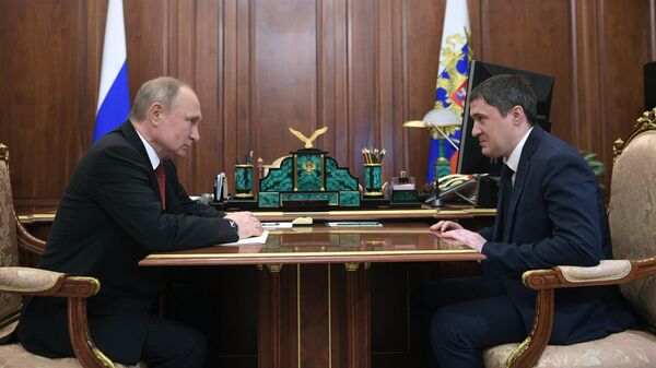 Президент РФ Владимир Путин и временно исполняющий обязанности губернатора Пермского края Дмитрий Махонин во время встречи