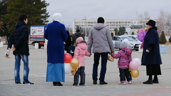 Две девочки, которых вернули из Сирии к родственникам в Астраханскую область