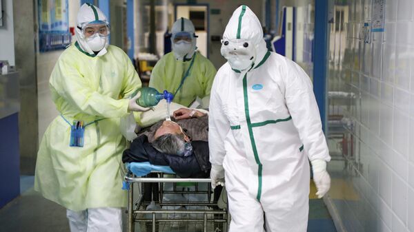 Медицинский персонал в защитных костюмах в больнице города Ухань в китайской провинции Хубэй