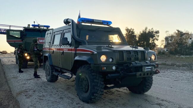 Патруль российской военной полиции в районе освобожденного от боевиков города Саракеб в провинции Идлиб