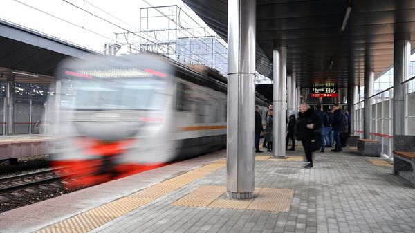 Пассажиры на открытии пересадочного узла Московского центрального диаметра на станции Победа Киевского направления