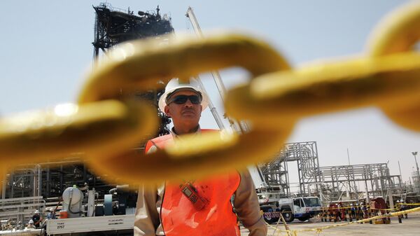 Рабочий на нефтяном месторождении в Саудовской Аравии
