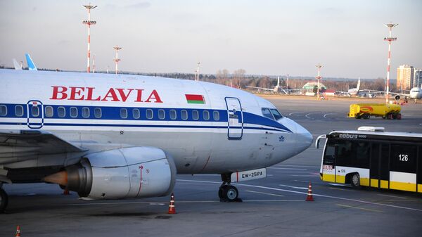 Самолет Boeing 737-500 авиакомпании Белавиа в международном аэропорту Внуково