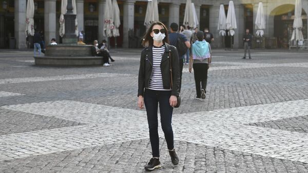 Девушка в защитной медицинской маске