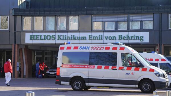 Машины скорой помощи у больницы Хелиос-клиник Эмиль фон Беринг в Берлине